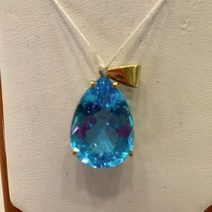 Gorgeous blue pendant set an 18 karat gold